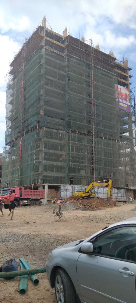 በማለቅ ላይ ያሉ አፓርትመንቶች እና የንግድ ሱቆች