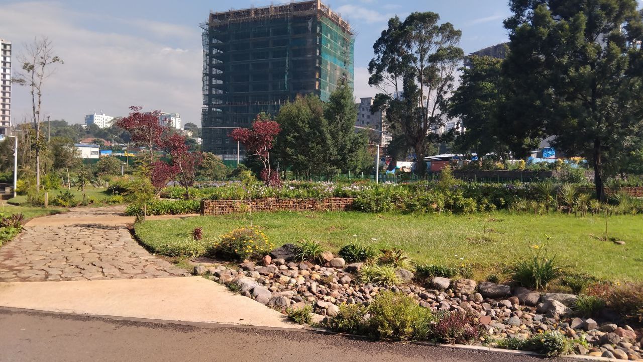 በማለቅ ላይ ያሉ አፓርትመንቶች እና የንግድ ሱቆች