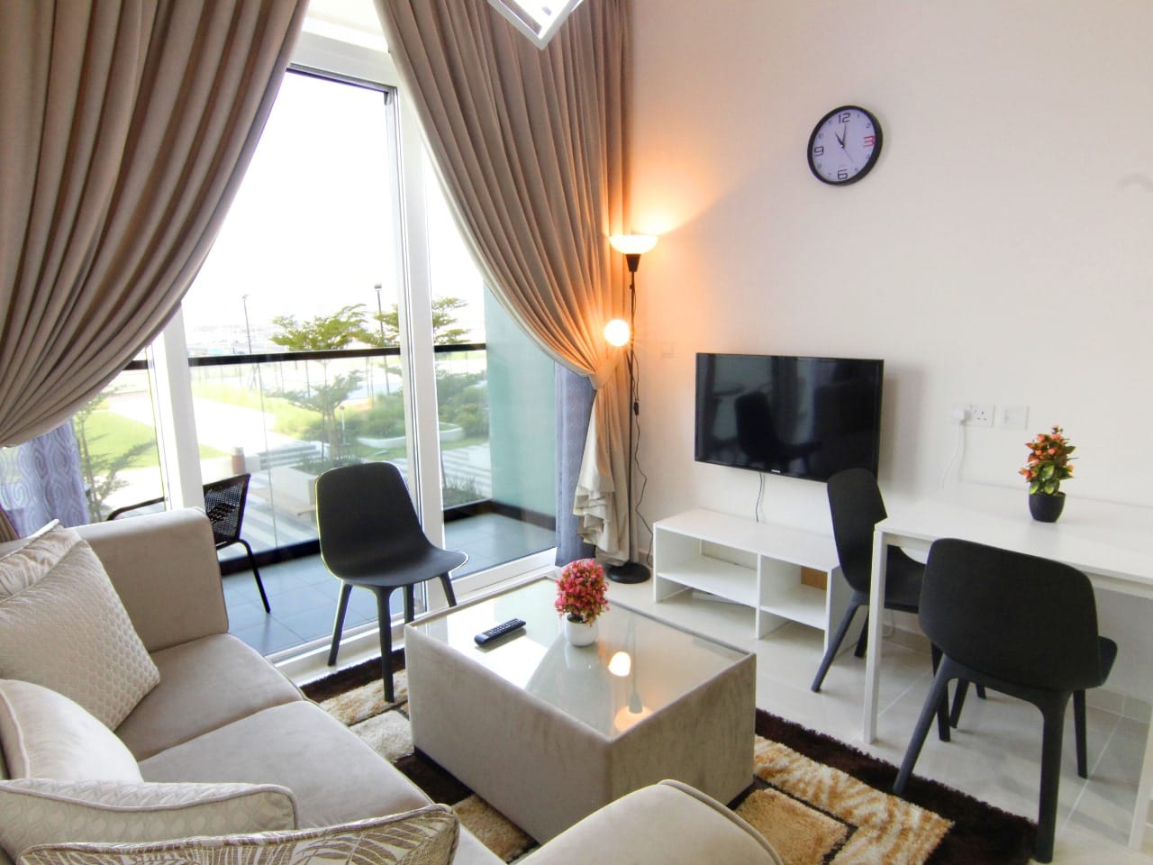 DUBAI: Fully Furnished Bedroom