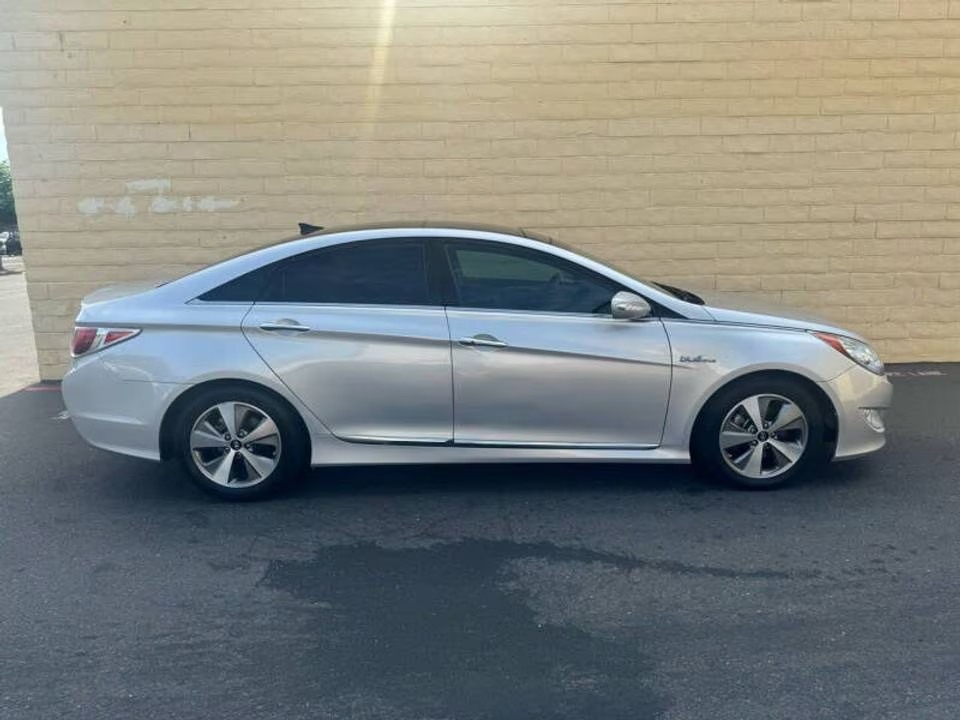 DUBAI: HUNDAI SUNATA (HYBRID) US SPECS